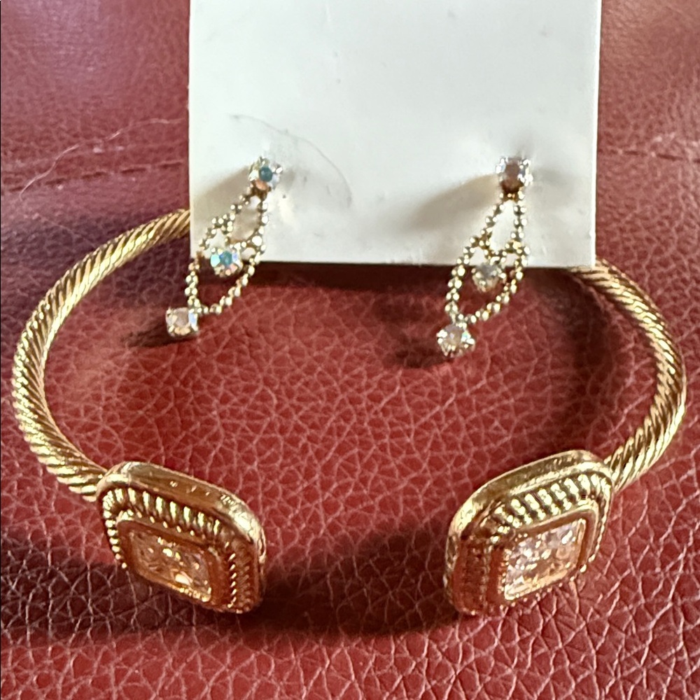 Elegant Gold Jewelry Set with Crystal Accents